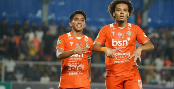 Dua pemain Persiraja Banda Aceh Connor Flynn (kanan) bersama Fitra Ridwan saat melakukan selebrasi usai mencetak gol ke gawang Persikad Depok, di stadion H Dimurthala Lampineung Banda Aceh, Minggu malam (11/1/2026).