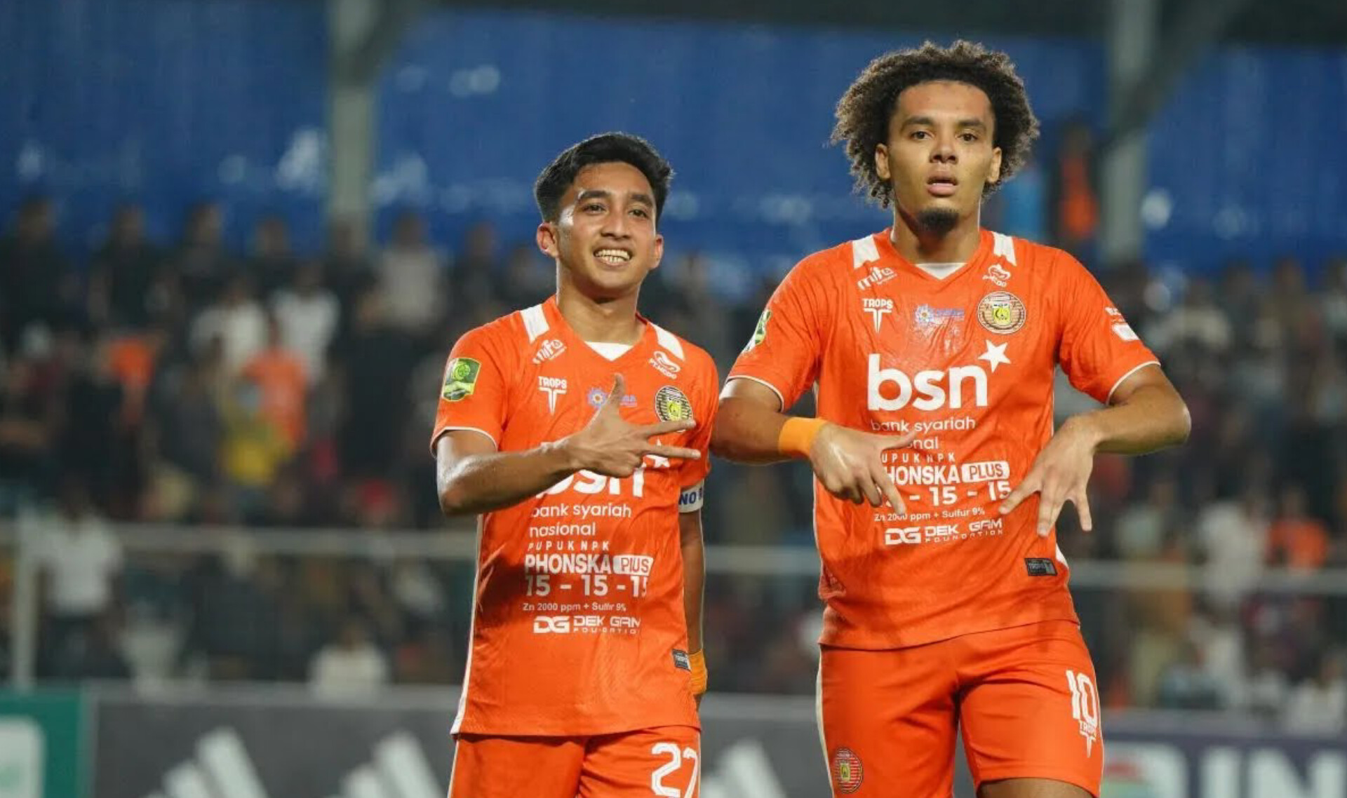 Dua pemain Persiraja Banda Aceh Connor Flynn (kanan) bersama Fitra Ridwan saat melakukan selebrasi usai mencetak gol ke gawang Persikad Depok, di stadion H Dimurthala Lampineung Banda Aceh, Minggu malam (11/1/2026).